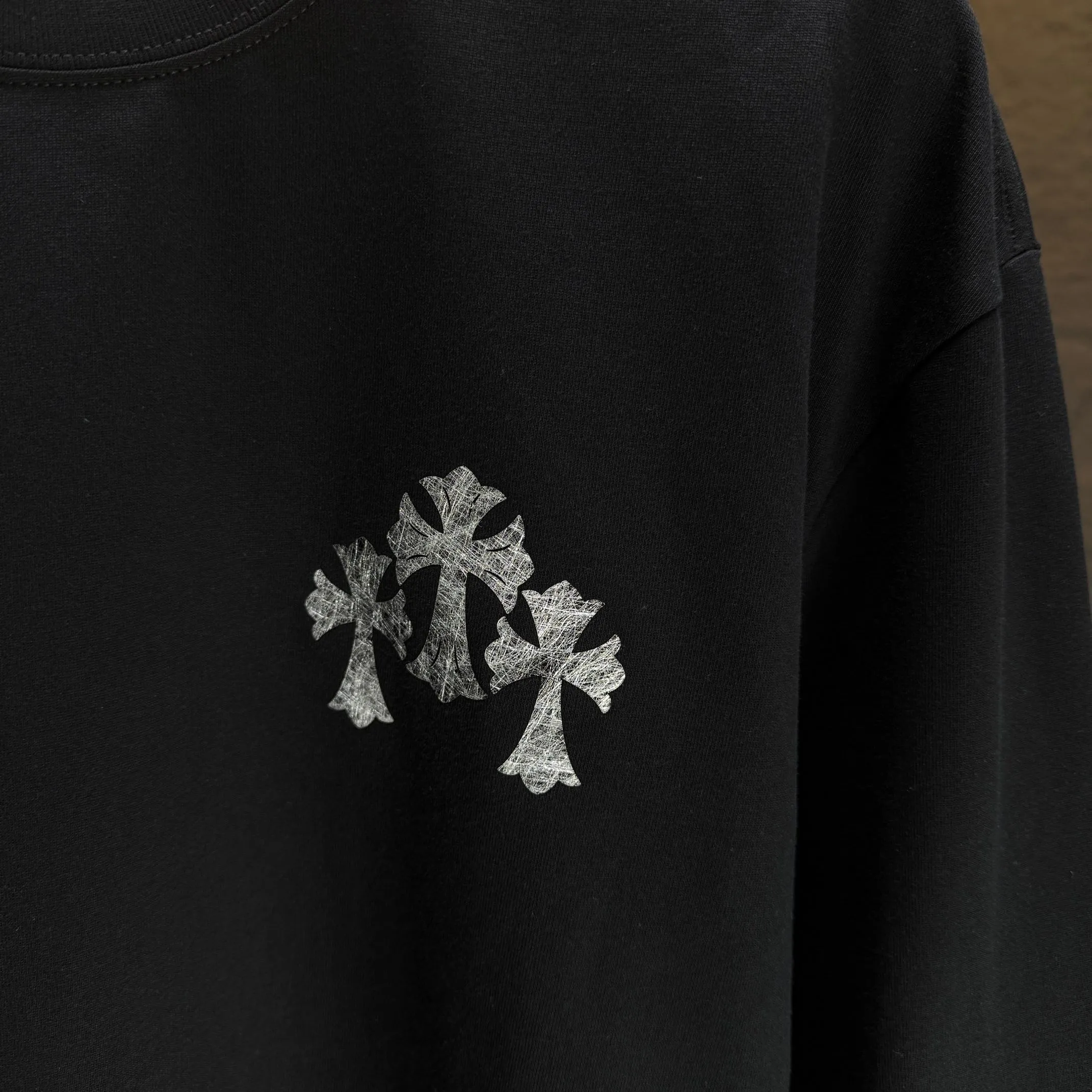 🅿️230 CH* Crow Heart* 2025 autumn and winter new thick long-sleeved T-shirt 320g pure cotton Sanskrit cross logo silver thread Color: Black White Angora Red Size: S M L XL